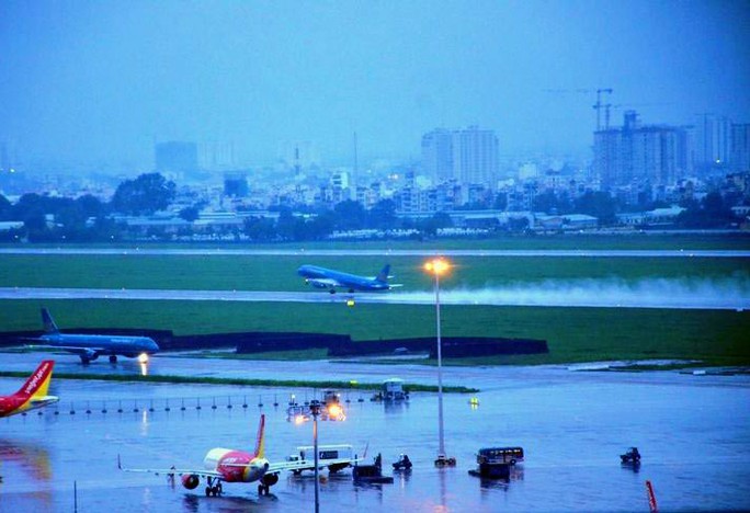 
Sân bay Tân Sơn Nhất bị ngập trong trận mưa ngày 11-9
