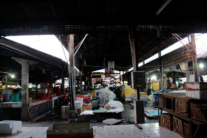 Nhiều sạp bị bỏ, chợ Bà Chiểu (quận Bình Thạnh, TP HCM) xuống cấp
