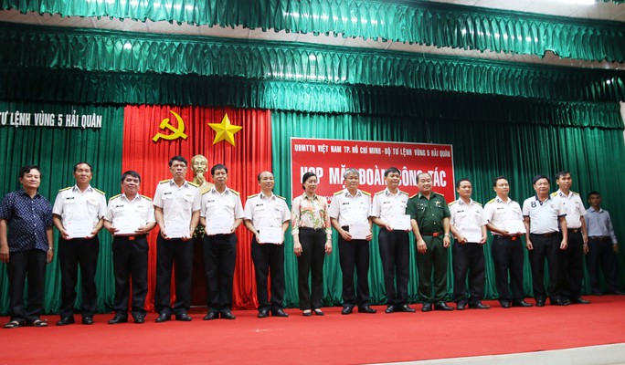Lãnh đạo TP HCM tặng quà chiến sĩ Bộ tư lệnh Vùng 5 Hải quân