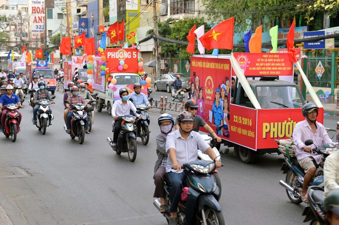
Đoàn xe tuyên truyền lưu động trên đường Hoàng Văn Thụ, quận Phú Nhuận
