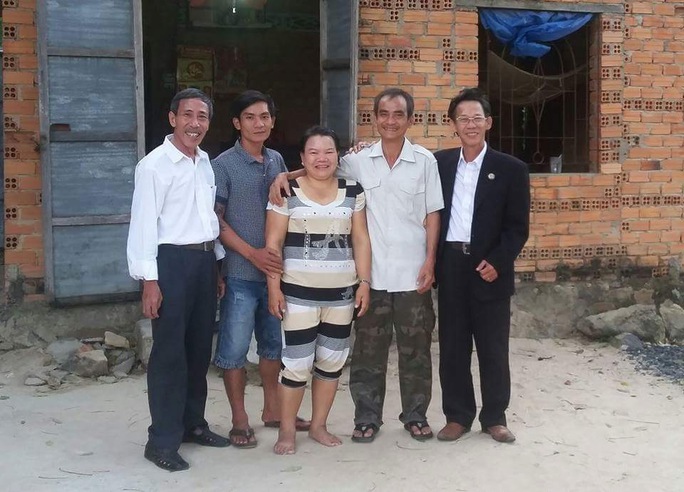 Sau 3 lần thương lượng bồi thường bất thành, ông Huỳnh Văn Nén (thứ hai từ phải sang) sẽ kiện ra tòa Ảnh: LÊ TRƯỜNG
