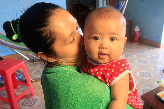 Bé Thái Bình Hải Thùy trong vòng tay mẹ