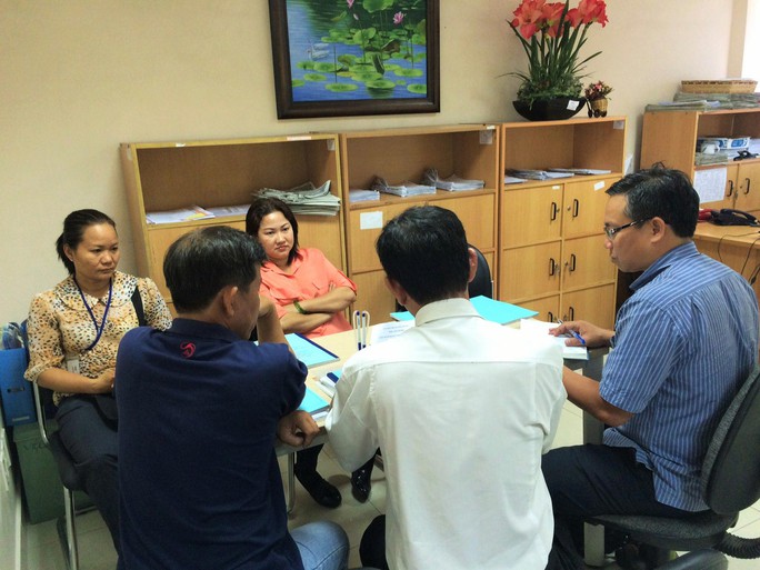 Người lao động Công ty CP Vận chuyển Sài Gòn Tourist trình bày bức xúc với phóng viên Báo Người Lao Động Ảnh: BẢO NGHI