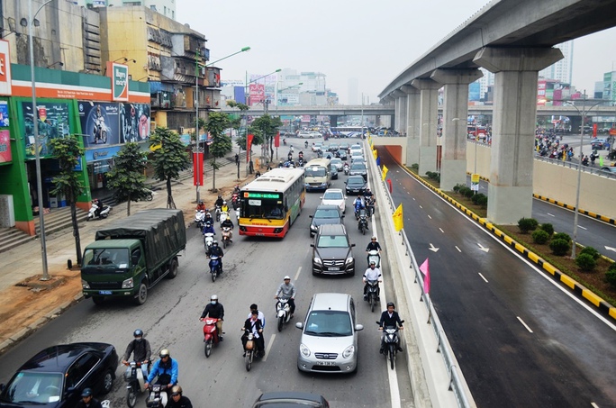 
Trước khi chưa thông hầm nút giao thông ngã tư Khuất Duy Tiến thường xuyên bị ùn tắc nghiêm trọng. Người dân vẫn thường nói đây là “Ngã tư khốn khổ”

