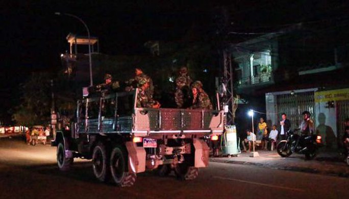 
Một chiếc xe tải của Các lực lượng Vũ trang Hoàng gia Campuchia trên đường đến trụ sở đảng đối lập CNRP tối ngày 12-9. Ảnh: SBN
