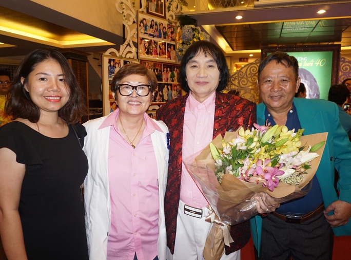 Đạo diễn Hoa Hạ - Phó chủ tịch Hội Sân khấu TPHCM và soạn giả Đăng Minh chúc mừng sinh nhật NSƯT Minh Vương