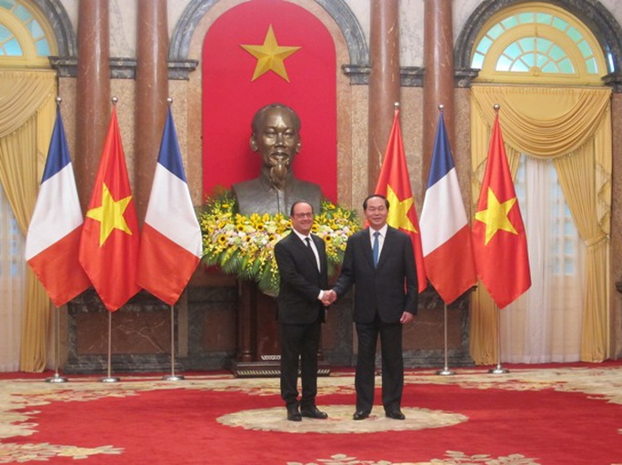 
Hai vị nguyên thủ bắt tay trước khi vào hội đàm
