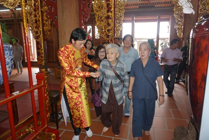 NSƯT Hoài Linh dìu sầu nữ Út Bạch Lan (82 tuổi) vào viếng Đền thờ Tổ