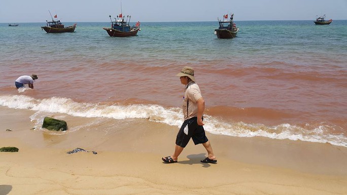 Xuất hiện vệt nước màu đỏ dài khoảng 1km trên vùng biển xã Nhân Trạch (Ảnh: Minh Phong)