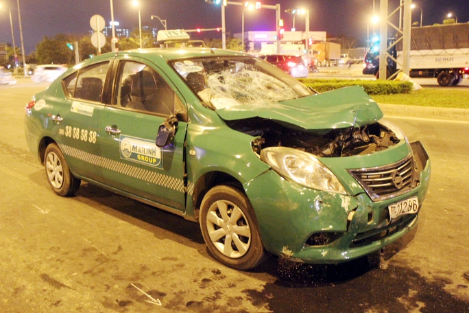 
Kính chắn gió xe taxi bị bể nát sau vụ va chạm
