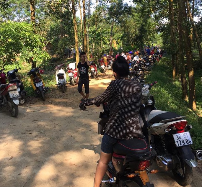 
Nghe tin rất đông người dân hiếu ký kéo đến nhà anh Nguyễn Hữu Thông xem trăn
