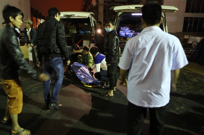 
Xe cấp cứu đưa nạn nhân trong vụ tai nạn ở công trình khách sạn Royal Lotus đến bệnh viện - Ảnh: CTV
