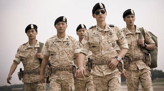 Đại úy Yoo Shi Jin (đeo kiếng - diễn viên Song Joong Ki đóng) trong phim Huệ duệ mặt trời