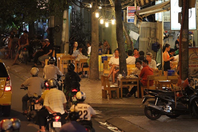 Những quán nhậu trên đường Trường Sa (quận Tân Bình) đêm nào cũng đông kháchẢnh: Hoàng Triều