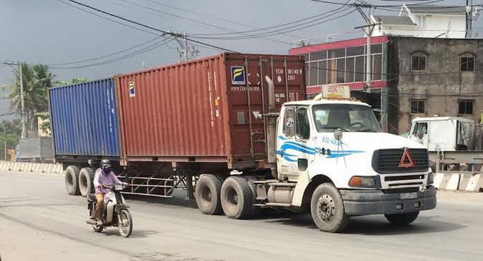 Xe của doanh nghiệp vận tải Đ.V chở 2 thùng hàng container (theo quy định chỉ được phép chở 1 container) vô tư lưu thông trên đường
