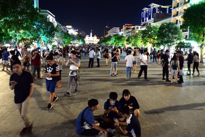 Bắt Pokémon vào ban đêm ở phố đi bộ Nguyễn Huệ (quận 1, TP HCM)Ảnh: Hoàng Triều
