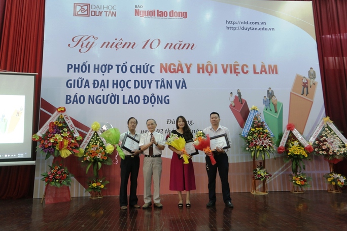 Nhà giáo ưu tú Lê Công Cơ tặng kỷ niệm chương cho Báo Người Lao Động (ảnh Khoa Bảo)