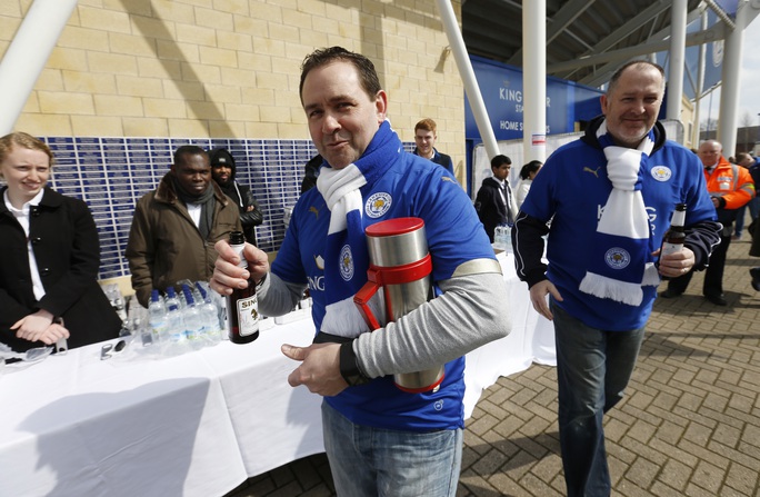 Ngoài sân, các CĐV Leicester City bày tỏ niềm vui khi nhận bánh và bia