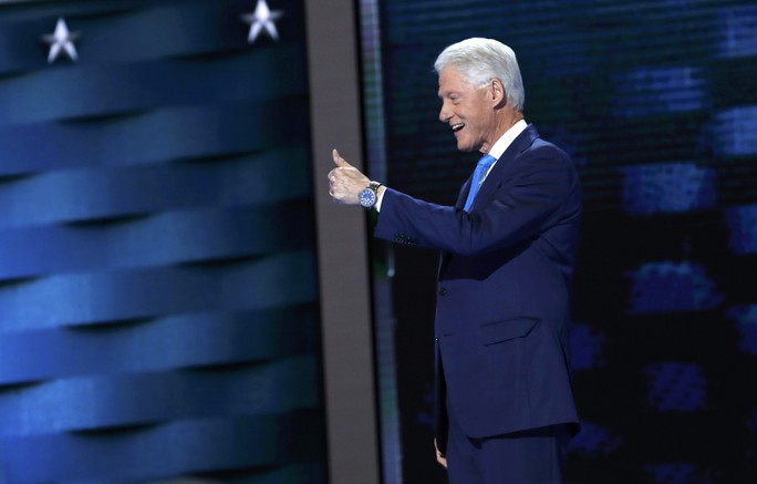 Ông Clinton "đốn tim" đại hội bằng chuyện tình với bà Hillary