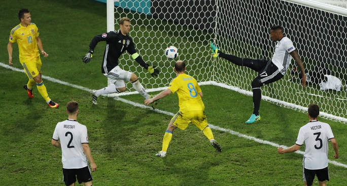 Boateng thậm chí phải cứu thua cho Đức ngay trên vạch vôi
