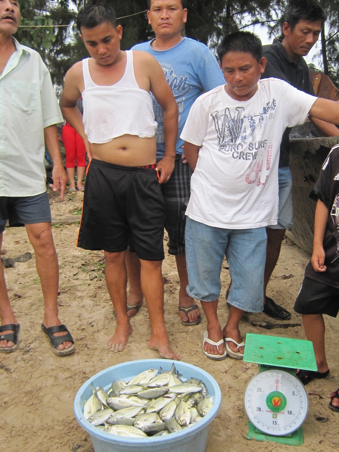 Lực lượng chức năng kiểm đếm số lượng cá chết từng hộ dân