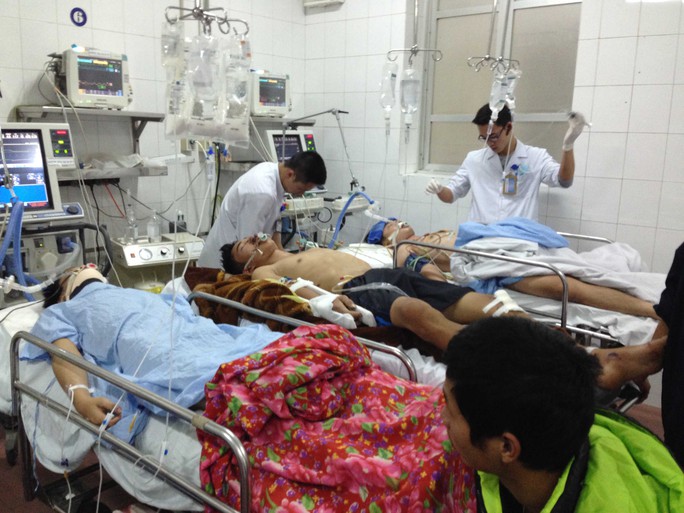 Các bác sĩ Bệnh viện Việt - Đức cấp cứu cho bệnh nhân bị tai nạn giao thông chiều 3-1Ảnh: NGỌC DUNG