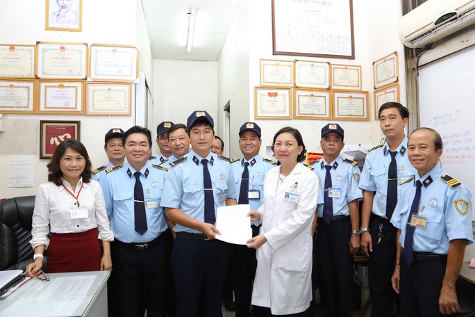 Anh Đặng Hoàng Nam được tuyên dương sau khi trả lại tiền, vàng cho bệnh nhân