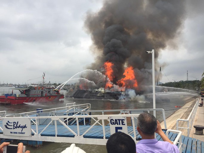 Lực lượng PCCC phun nước dập lửa trên con tàu đang bốc cháy dữ dội