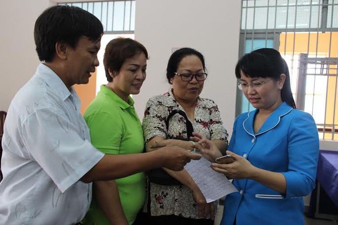 Bà Đinh Thị Thái Hiền, Trưởng Ban Tổ chức LĐLĐ TP HCM (bìa phải) trò chuyện cùng cử tri quận Tân Phú, TP HCM Ảnh: Hồng Đào