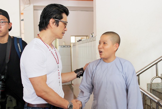 Dustin Nguyễn ghé thăm chùa