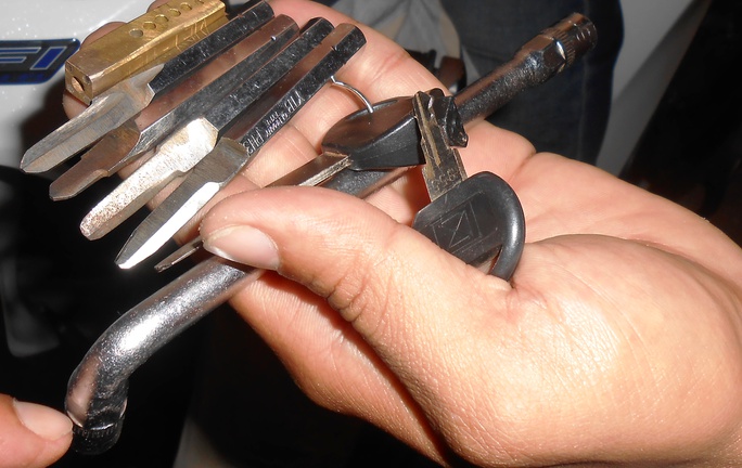 
Những chiếc đoản chuyên dùng phá ổ khóa xe máy công an thu giữ từ Sinh
