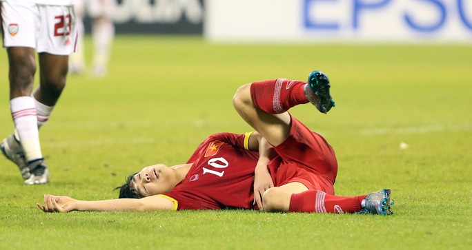 
Công Phượng nằm gục trên sân sau tình huống va chạm với hậu vệ U23 UAE
