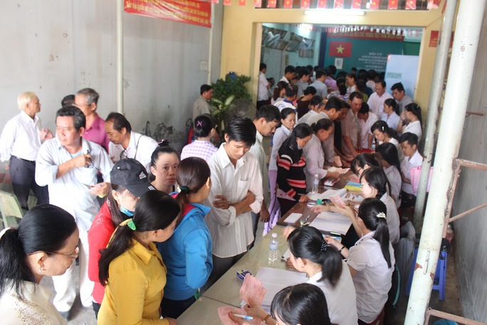 
Đông đảo công nhân tham gia bỏ phiếu sáng 22-5
