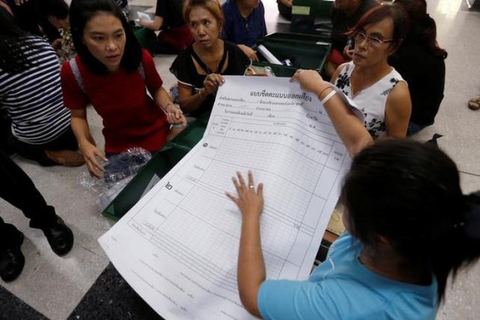 Người dân Thái Lan đứng trước sự chọn lựa cho tương lai. Ảnh: Reuters