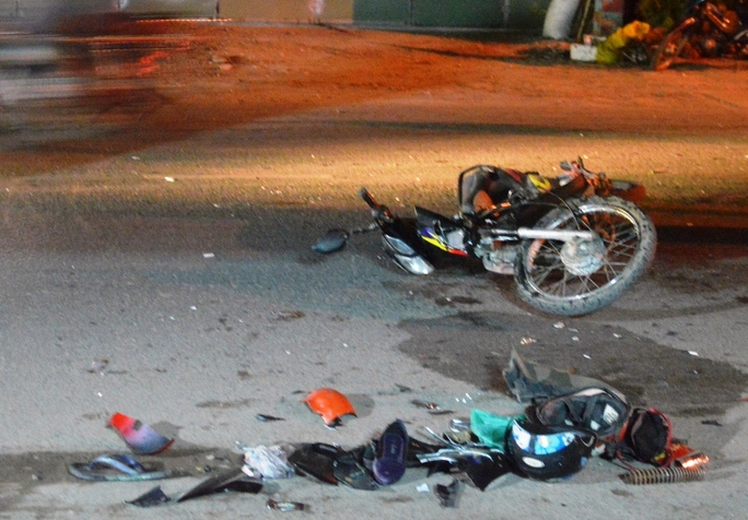 
Hiện trường vụ TNGT giữa 2 xe máy trên đường Nguyễn Ảnh Thủ (xã Thới Tam Thôn, huyện Hóc Môn, TP HCM) đêm 15-4 khiến 3 người thương vong

