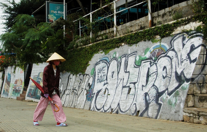 
Người dân và du khách ngỡ ngàn và bức xúc trước những hành động phá hoại bởi hàng loạt bức vẽ Graffiti
