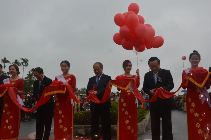 
Chủ tịch Quốc hội Nguyễn Sinh Hùng cùng các đại biểu thực hiện nghi thức cắt băng khánh thành
