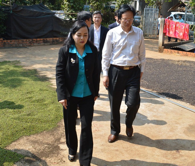 
Bộ trưởng Bộ Y tế Nguyễn Thị Kim Tiến tới thăm hỏi, động viên gia đình em Vi tại Đắk Lắk sau vụ tắc trách

