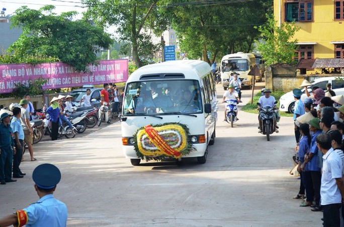 Ô tô đưa tro cốt đại tá Khải về nơi an nghỉ cuối cùng