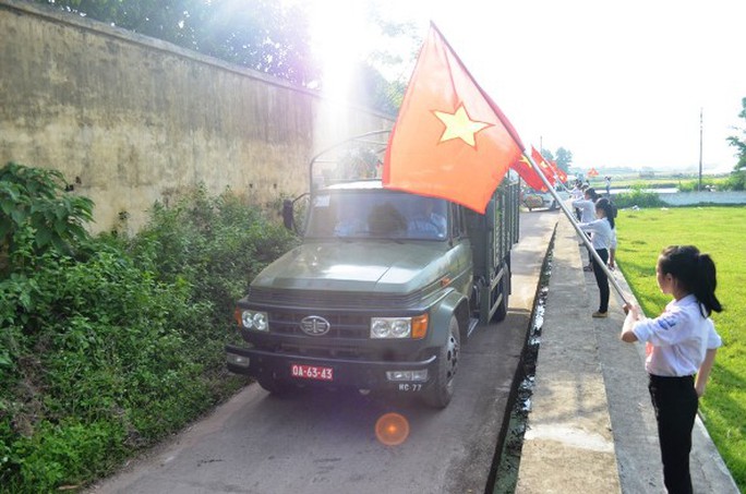 
Đoàn xe đưa tro cốt đại tá Khải đến Nghĩa trang liệt sĩ
