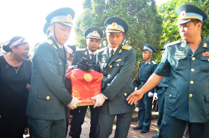
Nâng phần tro cốt của đồng đội đã hi sinh đưa về nơi an nghỉ cuối cùng
