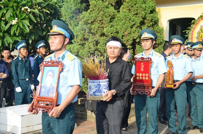 Đẫm lệ đưa phi công Trần Quang Khải về với đất mẹ quê hương