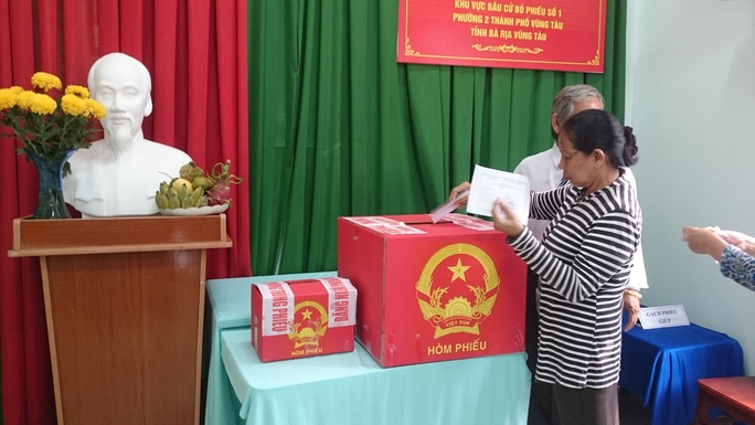 
Các cử tri tham gia bỏ phiếu tại khu vực bầu cử số 1, TP Vũng Tàu
