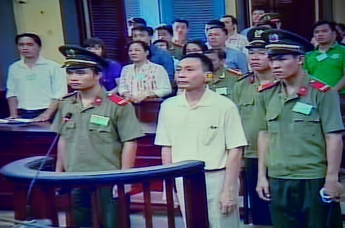 Nguyễn Đình Ngọc nghe tòa tuyên án (ảnh: Tấn Thạnh)