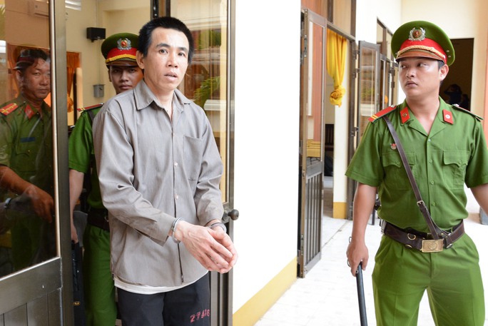 
Bị cáo Vũ được đưa về trại giam sau khi HĐXX tuyên án 12 năm tù
