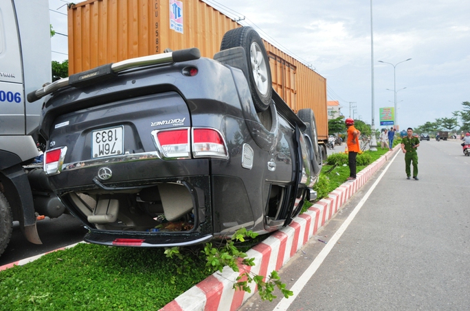 Xe ô tô 7 chỗ lật chổng vó sau vụ tai nạn