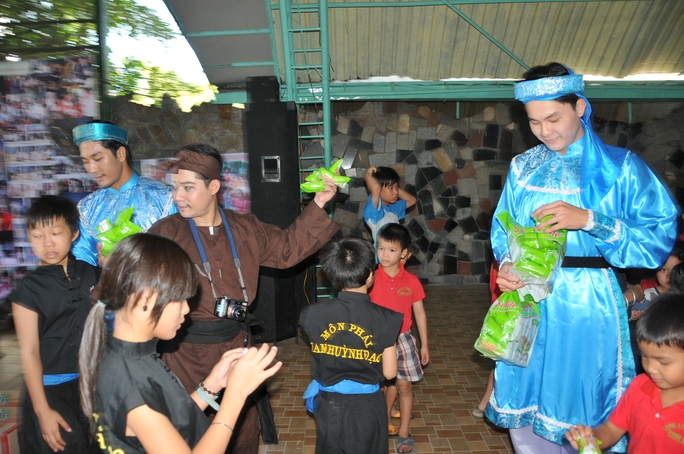 NS Nguyễn Phi Long, Chấn Cường, Lê Mạnh Phương trao tặng quà tết cho trẻ em mồ côi tại Trung tâm Nhân đạo quê hương