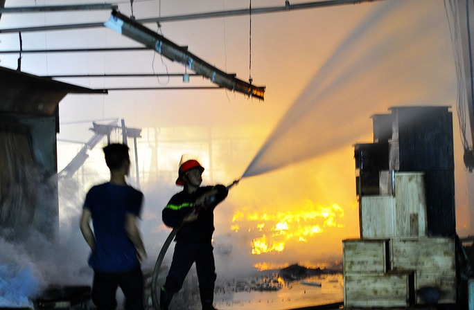 Công tác chữa cháy diễn ra trong nhiều giờ liền Công tác chữa cháy diễn ra trong nhiều giờ liền