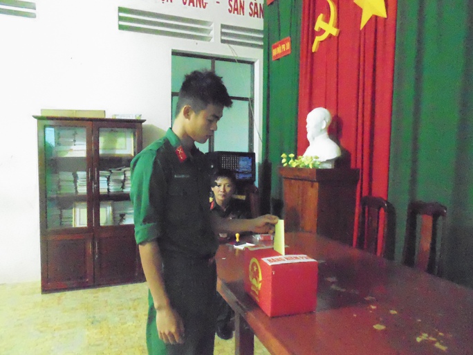 
Cử tri LLVT đóng trên đỉnh núi Nhà Bàng bỏ phiếu vào thùng phiếu phụ của tổ BC số 13
