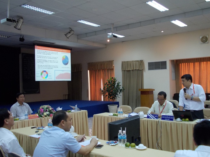 Bí thư Đinh La Thăng nghe ông Lâm Nguyễn Hải Long (đứng) báo cáo về tình hình hoạt động của QTSC.